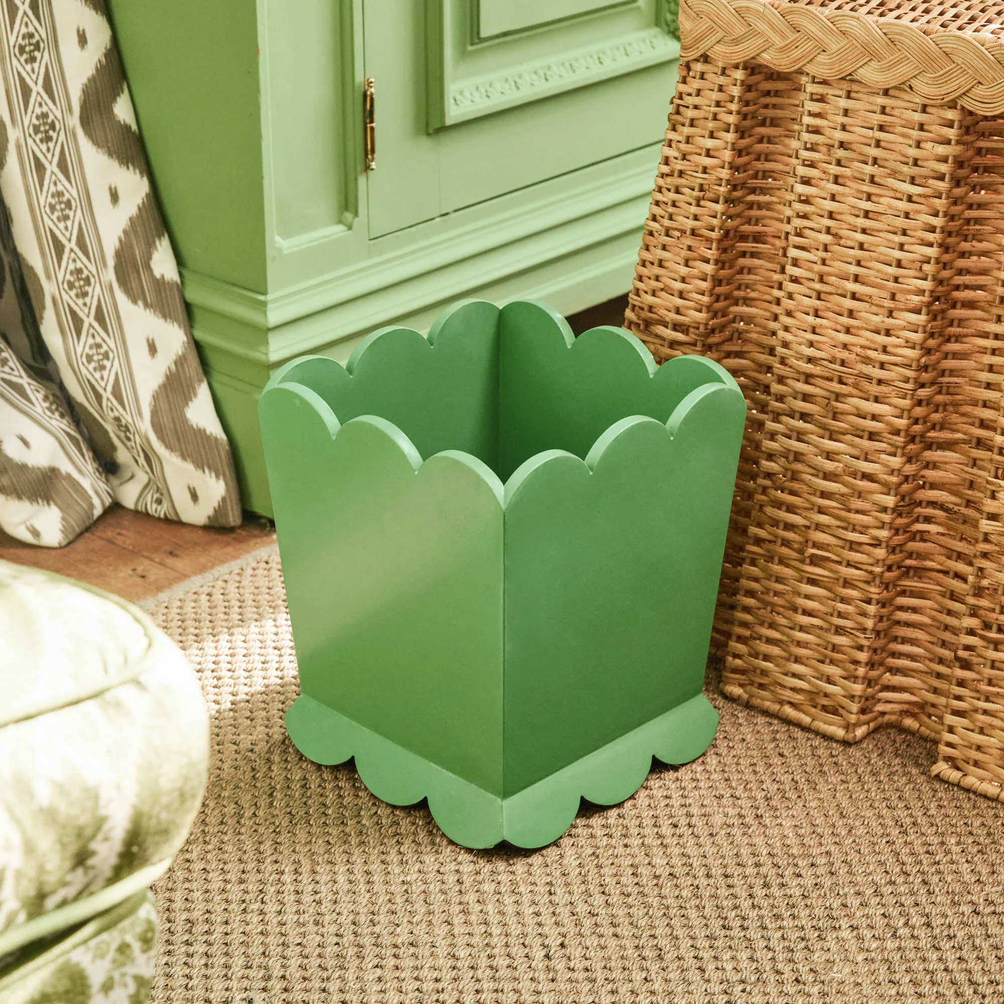 Green Scalloped Lacquer Waste Paper Bin - Image 2