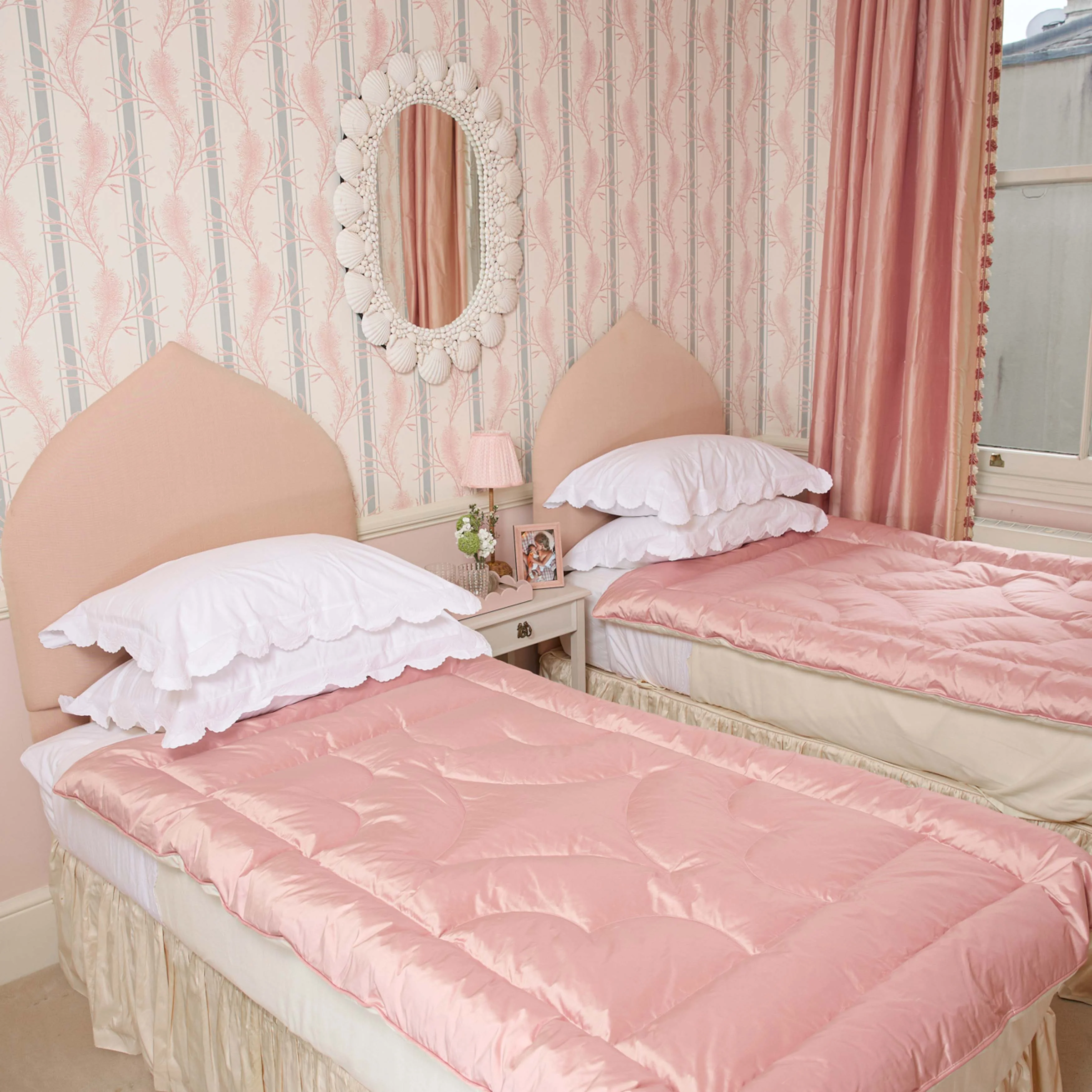 Soft Pink Small Scalloped Lacquer Tray - Image 5